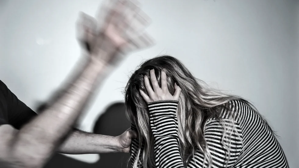 "2018 mördades 22 kvinnor i Sverige och 2019 mördades 16 kvinnor där förövaren var en person kvinnorna hade eller hade haft en parrelation med."
