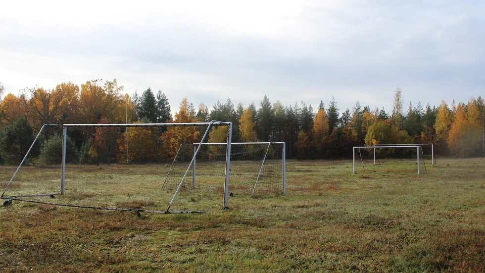 Fotbollsmålen finns kvar, men det har börjat växa mossa på Uknavallen.