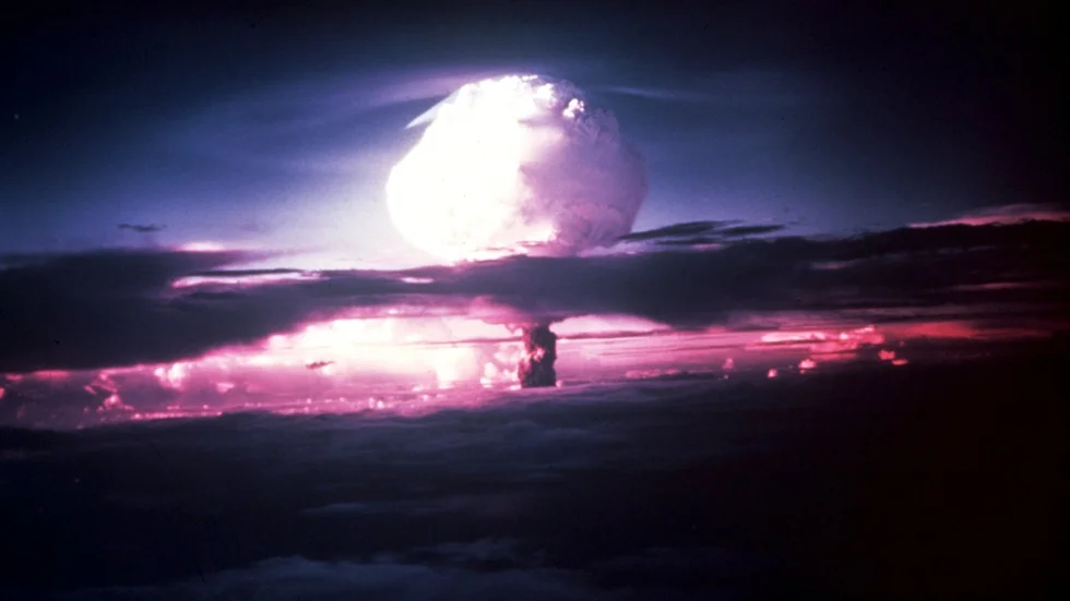 Atomåldern började när Albert Einstein kom på hur man spränger stora bomber, skriver Arne Thorfinn. 
