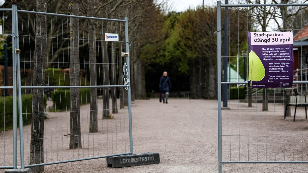 Stadsparken i Lund var stängd och nygödslad med hönsbajs under valborg 2020.