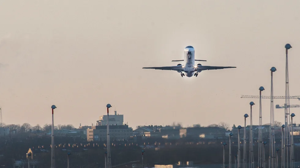 Lägg ned flygplatsen om kommunens sparplaner ska ses som trovärdiga, anser skribenten.