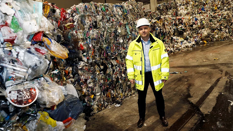 Mattias Philipsson, vd för Svensk plaståtervinning, vid företagets anläggning i Motala.