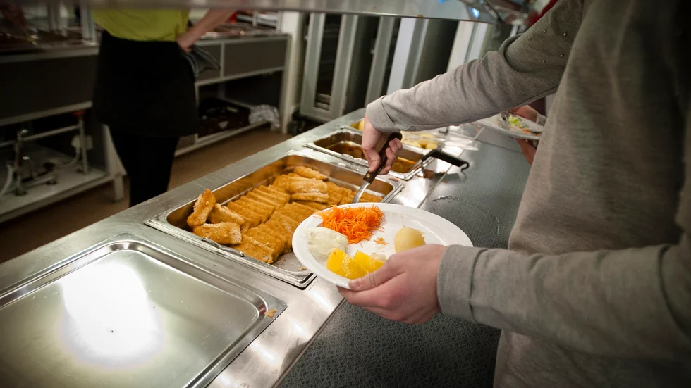 Förra året slopades avgiften för måltider i förskolan, men i en motion vill SvP se avgiftsfria måltider även i grundskolan. Detta nobbas av resterande politiker. "Vi har en skattelagstiftning som gör att personalen kan bli beskattad för fria måltider. Därför blir det lite snårigare", säger Dan Nilsson (S).