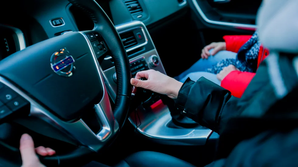 Mannen och hans fru ska enligt polisens förundersökning ha försökt byta plats när polisen stoppade dem.