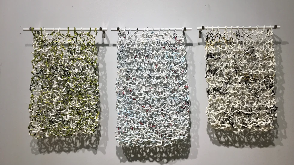 Stickade fält –Brun Blå Grön. Återvinn grafiska blad. Britt Hillbom, Piteå konsthall. 
