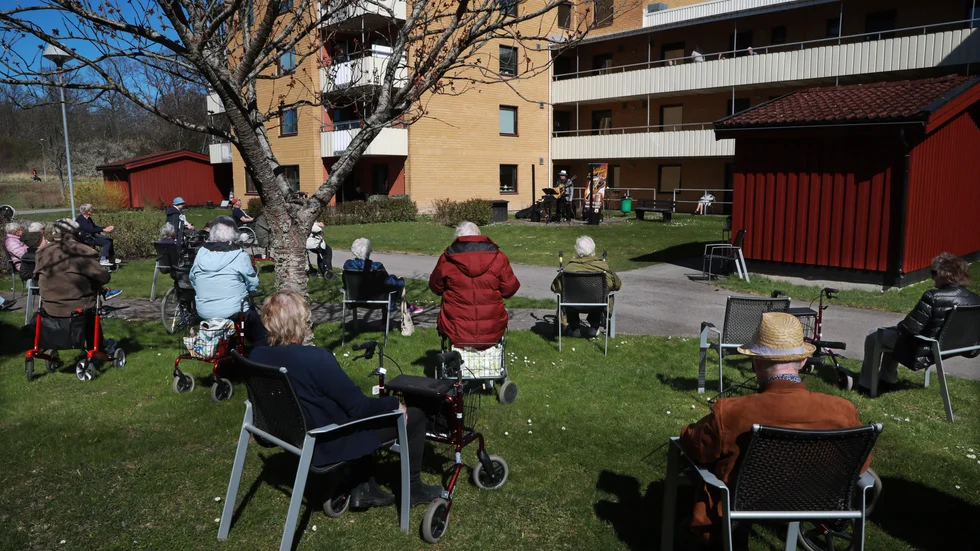 I tisdags arrangerade Resurspoolen underhållning på servicehuset Räknestickans uteplats i Ekholmen. Längst bort i bild syns Motalamusikern Bengt Åkerfors som stod för underhållningen.