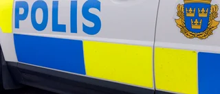 Krossad ruta och fyra däck stulna
