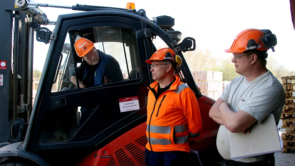 Per-Erik Sundkvist stannar till med trucken och talar med Lars-Göran Bernström och Henrik Hoffsten.