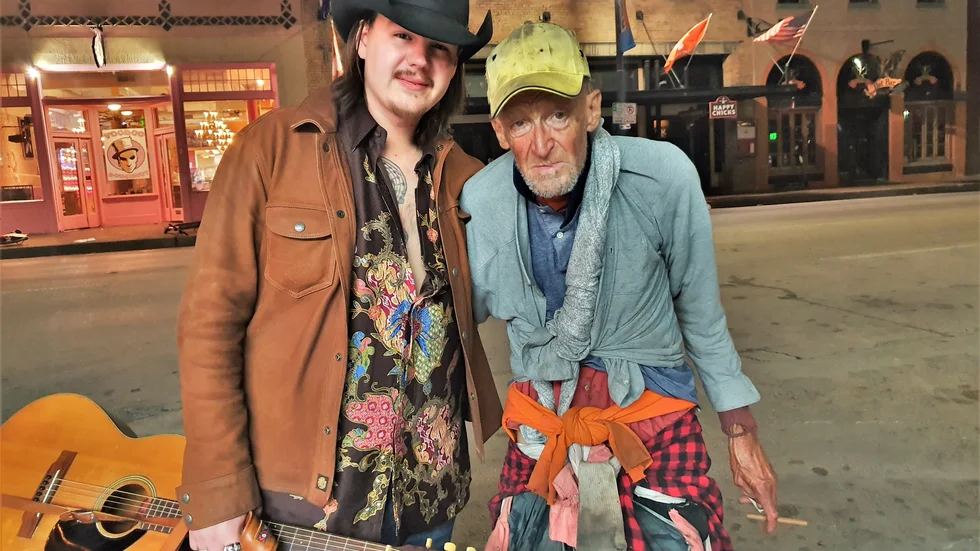 Fredrik Lundman tillsammans med hemlösa mannen Bo i Austin. "Han gav mig en endollarssedel och bad mig spela "Help me make it through the night". Det visade sig att Bo varit Kris Kristofferssons ljudtekniker på sjuttiotalet och att han arbetat med Willie Nelson och Johnny Cash.
