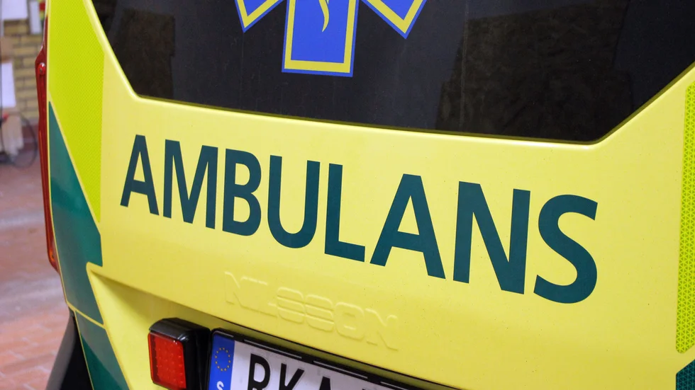 Räddningstjänsten, fyra ambulanser, en ambulanshelikopter samt polisen skickades i lördags till olycksplatsen mellan Ostvik och Drängsmark.