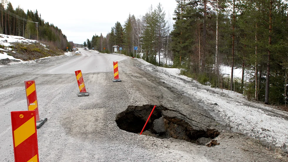 Mer än var tionde statlig väg är i mycket dåligt skick. Underhållsnotan för hålen i vägarna närmar sig 20 miljarder och om tio är kan den vara dubbelt så stor.