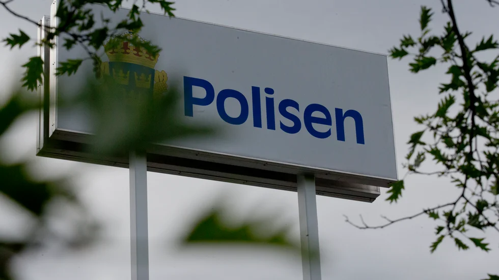 En hund har plockats upp av polisen. Ägaren ska inte kunnat hittats. 