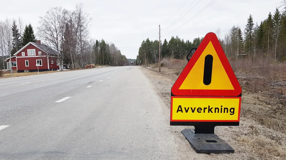 Det börjar röra på sig inför ombyggnationen av väg 373 mellan Vitsand och Svensbyn. En markägare avverkar i anslutning till vägen och huset till vänster är inlöst och ska snart rivas.