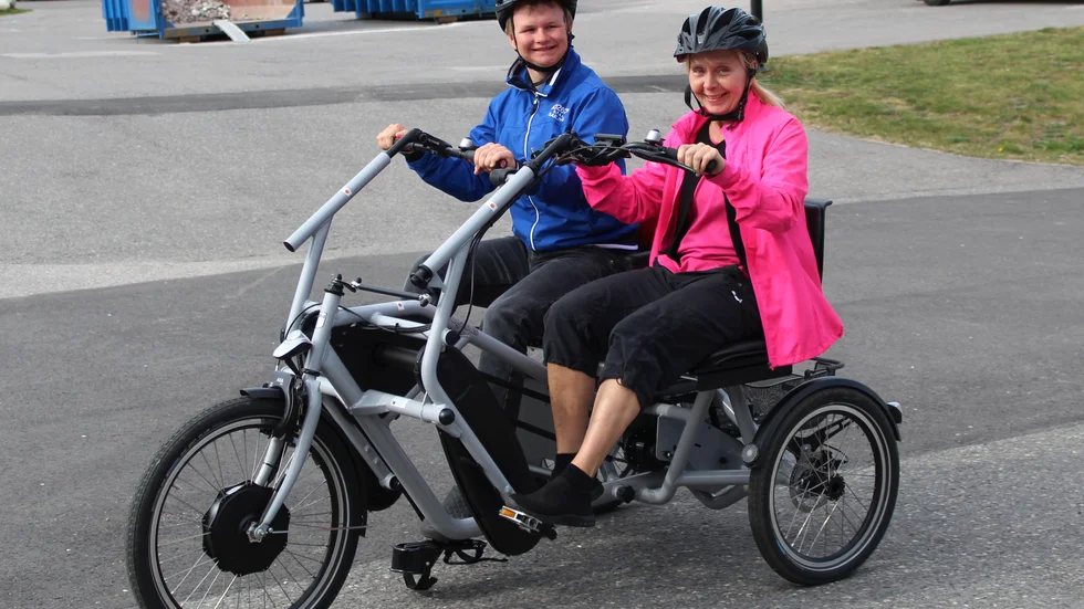 Både Kevin Larsson och läraren Maria Gross tycker cykeln är ett perfekt redskap. 