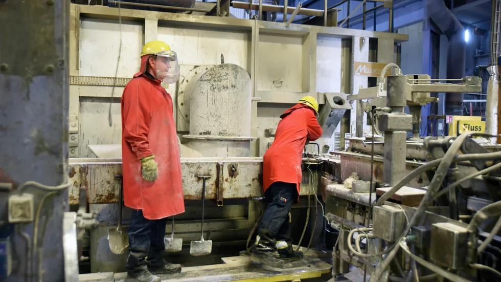 Operatörerna Philip Helgesson och Martin Rosén i full skyddsutrustning i den tryckande värmen i Gränges omsmältverk. Aluminiummassan håller en temperatur på cirka 800 grader.