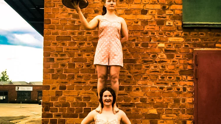 Elsa Näslund (högst upp) och Ingrid Näslund medverkar i Kaj´s Diner, en varietéshow med retrokänsla.
