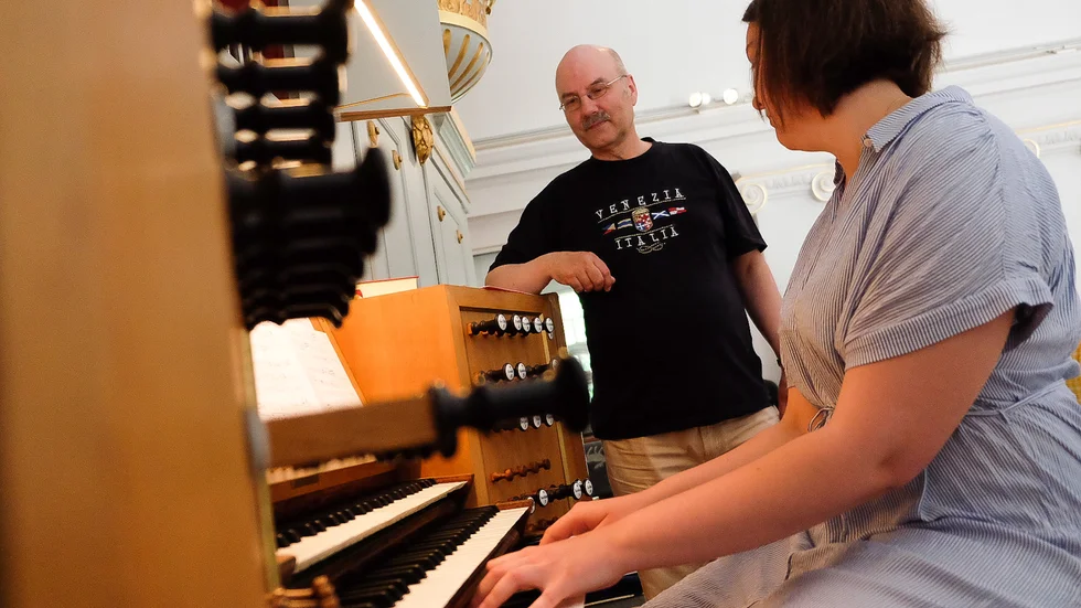Nils-Gunnar Karlson, orgelpedagog, lär eleven Linda Jonson en psalm på orgeln. 