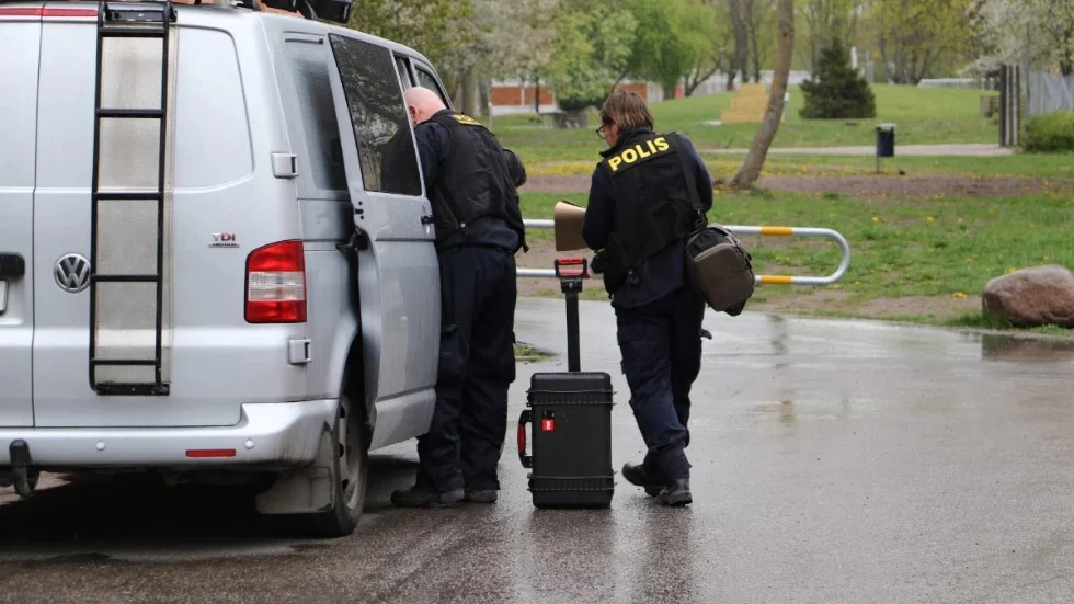 Polisens tekniker undersökte lägenheten i Gränby där knivdådet skedde.
