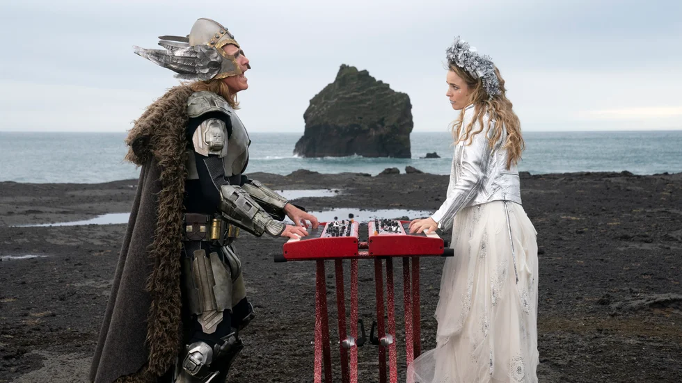 Will Ferrell som Lars Ericksong och Rachel McAdams som Sigrit Ericksdottir, som tillsammans utgör den isländska duon Fire Saga. Pressbild.