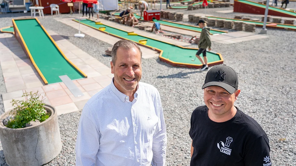Kurt Geschwindt, Sportfastigheter, och Carl-Johan Ryner, flerfaldig internationell bangolfmästare och klubbchef för Uppsala Bangolfklubb, är glada att bangolfen nu kunnat öppna på Kap.