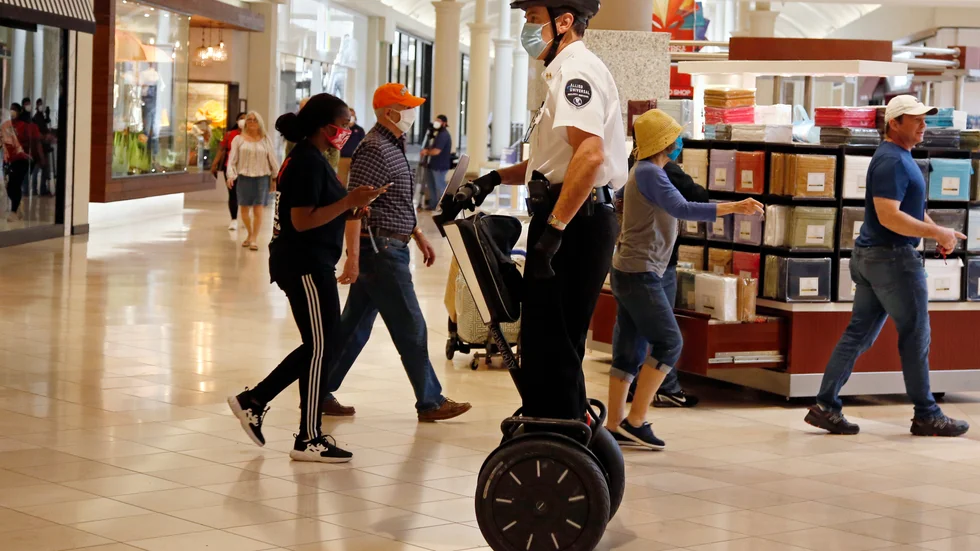 En säkerhetsvakt på en Segway PT patrullerar en galleria i Oklahoma City. Bild från i maj i år.