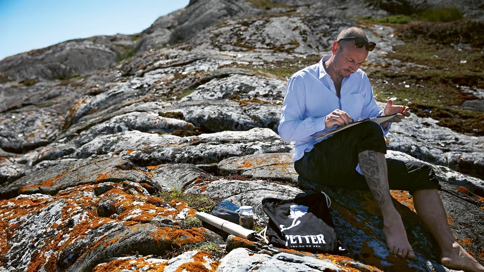 Petters bok innehåller ett flertal akvareller målade av hans pappa. Här ger han sig själv i kast med att fånga en vy i Kosterarkipelagen. 