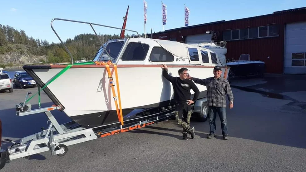 Det nyblivna fartygsbefälet Andreas Parfa (närmst i bild) var ner till Stockholm för att hämta båten Laskär som ska trafikera Akkajaure vid Ritsem. 