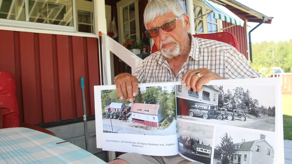 Arne Svensson visar hur han och frun bodde när de blev delägare i Skebokvarns Åkeri.