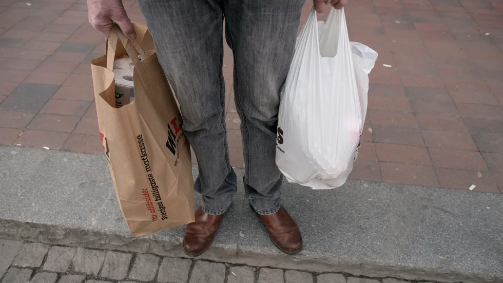 Kvinnan är enligt Försäkringskassan sambo och måste betala tillbaka 200 000 kronor.