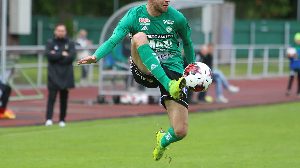 Martin Lönneberg i en stilstudie på Enavallen vid en match under hans många år i klubben efter ESK-debuten i division 3 2014.