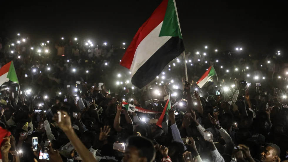 Sudan är fortfarande i kris, men i det senaste årets revolution finns ljusglimtar och hopp om en demokratisk framtid. Bilden är tagen vid protesterna utanför militärens högkvarter i Khartum, tio dagar efter diktatorn Omar al-Bashirs fall i april förra året. Arkivbild.