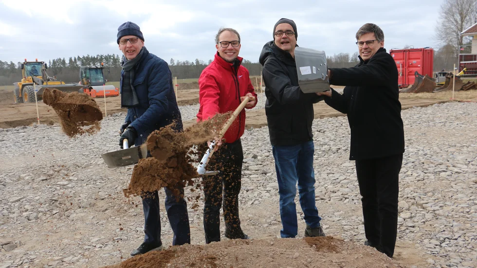 Per-Inge Pettersson, Henrik Runehagen, Tomas Söreling och Lars Rosander hjälps åt att ta det första, officiella spadtaget till utbyggnaden av äldreboendet i Målilla.