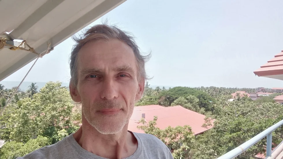 Krister Segergren, ursprungligen från Luleå, är sedan två månader strandsatt i Indien. Han skriver dagbok från ett land i begynnande kris.163 miljoner människor saknar tillgång till rent vatten och sjukvården står bara för en procent av BNP. 