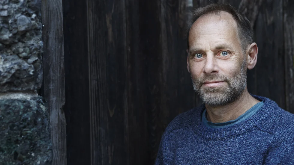 Petter Lindgren (född 1965) har tidigare gett ut fem diktsamlingar. "Singer" är hans första roman.