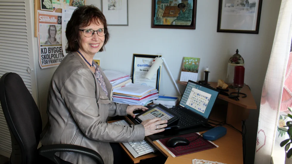 "Vi har mängder av möten på telefon eller på videokonferens. En del möten får ställas in helt och hållet." berättar Gudrun Brunegård om hur hon sköter riksdagsarbetet hemifrån. 