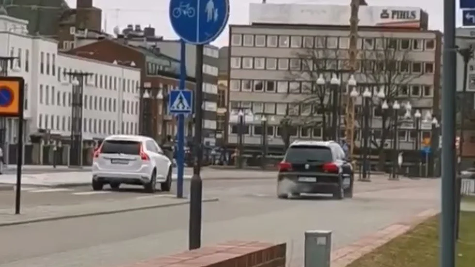 De två bilisterna körde förbi gående på trottoaren på Nybron i centrala Eskilstuna.