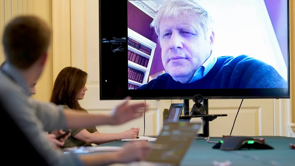 Storbritanniens premiärminister Boris Johnsson under ett videomöte i mars. Johnson vårdas nu i intensivvård. Arkivbild.