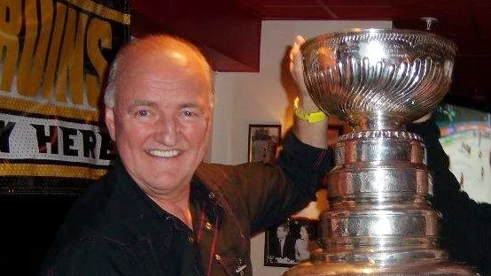 Svenåke Svensson med den enorma Stanley Cup-pokalen, som flögs till Stockholm bara för Svensson, som varit scout åt Boston Bruins i 31 år.