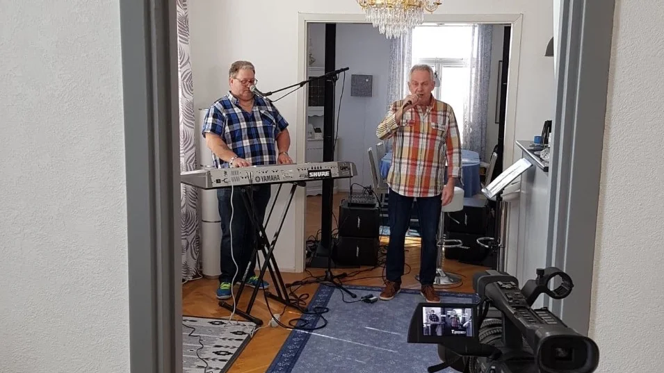 Owe Othberg och Rolf Nirs Wahlgren - alltså Claes Hermans orkester - spelar upp till dans på Youtube för att mildra abstinensen hos eftermiddagsdansarna.