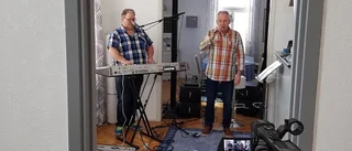 Claes Hermans spelar upp till dans på nätet