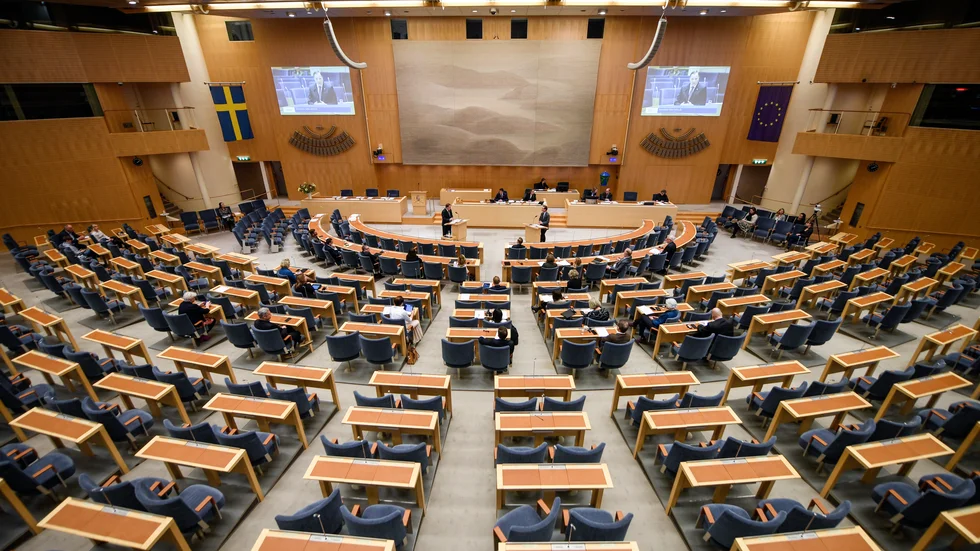 Riksdagen har klubbat igenom ännu ett krispaket, bland annat med regler som gör det lättare att kvalificera sig för a-kassaersättning. Arkivbild.
