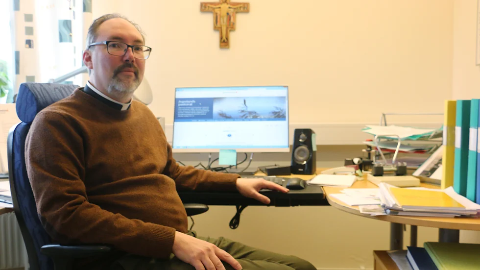 Kyrkoherde Mikael Eriksson tycker det ska bli spännande att prova ny teknik i kyrkan.