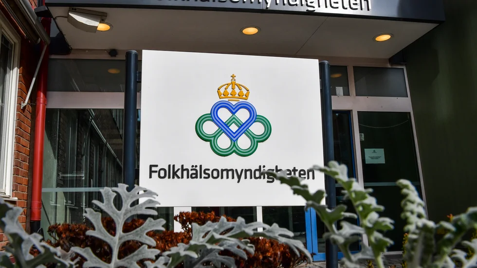 Folkhälsomyndighetens rekommendationer är nödvändiga för att minska smittspridningen, men det offentliga måste bjuda till för att rädda företagen som drabbas negativt.