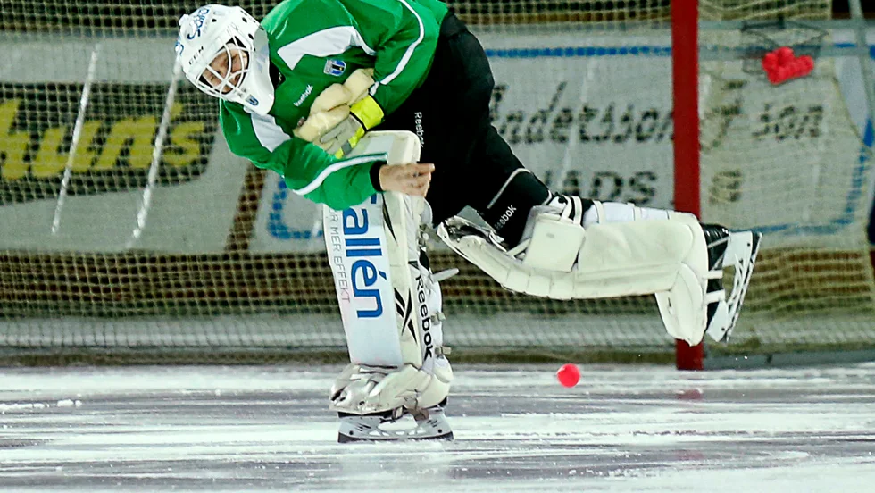 Gustav Holmgren under sin tid i Sirius. Numera vaktar han målet för Unik.