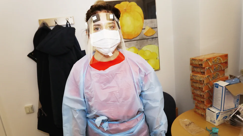 "Det är av- och påklädningen som tar tid, och man måste vara extremt noga med det. Handhygienen ska hålla till hundra procent", säger lokalvårdaren Kimberly Escobar.