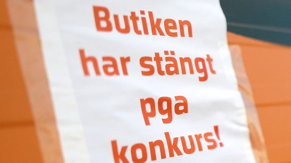 Många bostadsrättsföreningar som är beroende av att hyra ut kommersiella lokaler får problem när butiker och andra näringsidkare tvingas slå igen.