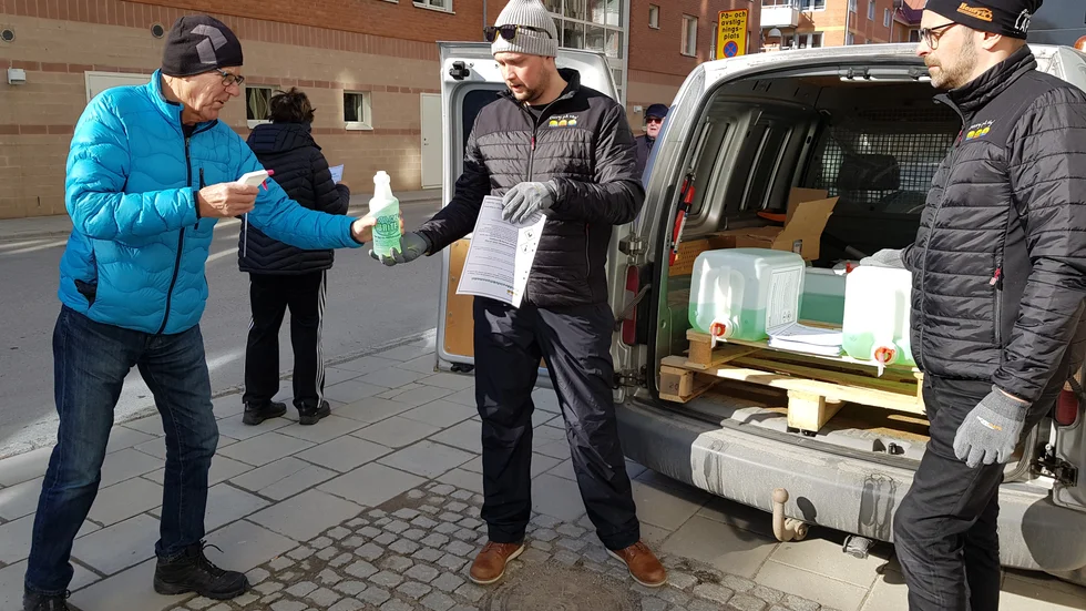 Simon Skoog och Erik Viklund delade ut handsprit som företaget tillverkat, till Piteåborna. "Det gick åt 50 liter första halvtimmen", säger Simon Skoog.
