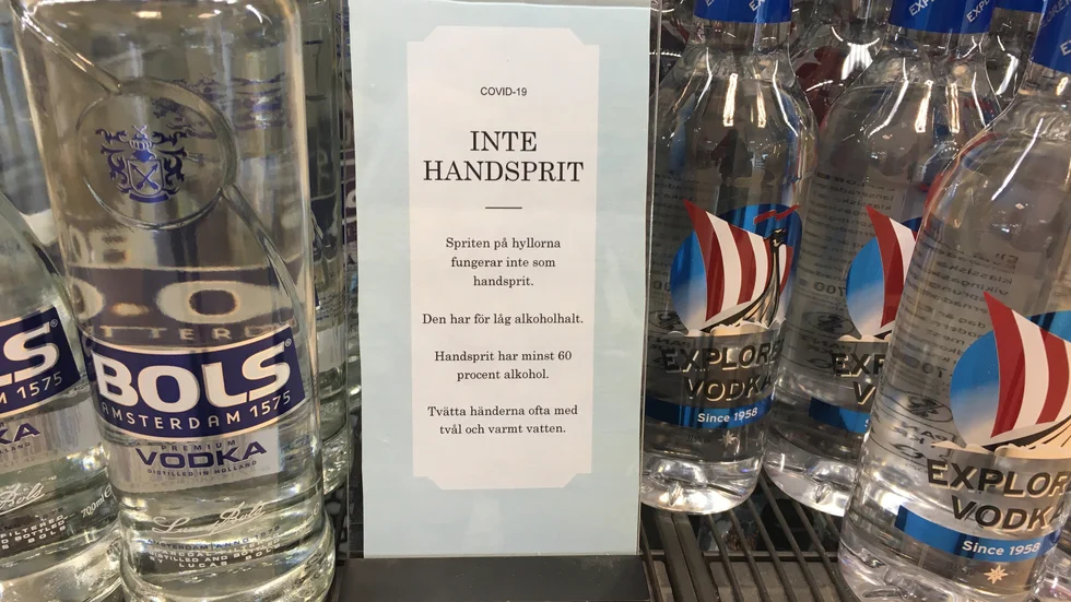 På Systembolaget i Boländerna får kunderna veta att vodka, brännvin och annan starksprit inte ska användas som handsprit.