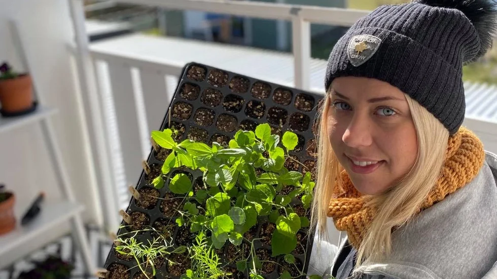 Emelie Amcoff har redan kommit långt med sina odlingar i coronatider.
– När jag odlar blir jag lugn och kan drömma mig bort och glömma allt annat, säger hon.