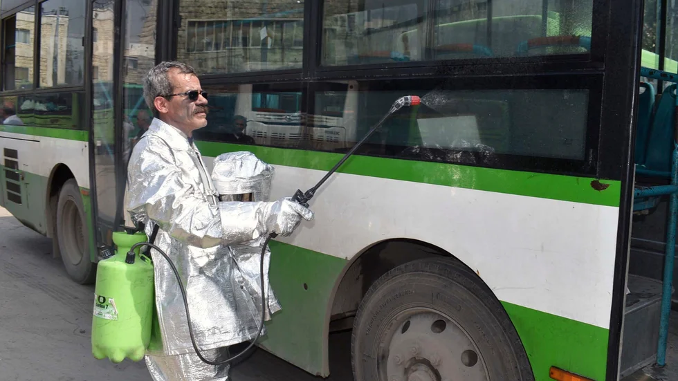 En buss desinficeras i storstaden Aleppo i Syrien. Bilden kommer från statliga nyhetsbyrån Sana. Arkivbild.